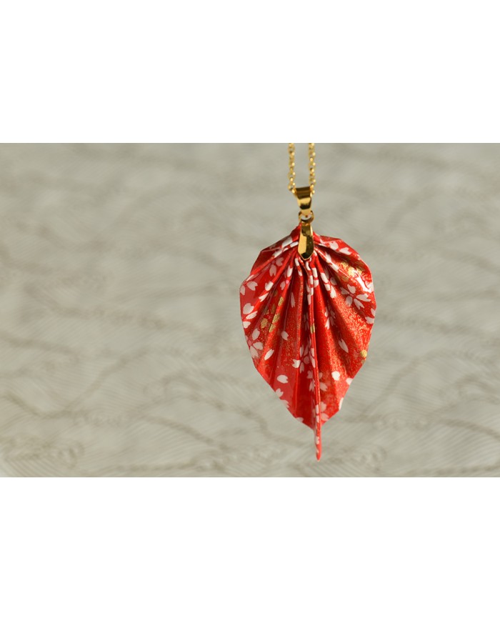 Collana origami a forma di foglia
